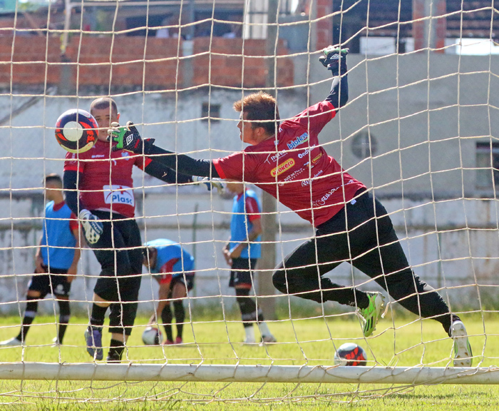 Éder faz mistério e 'torcedor' Bruno Paiva é apresentado 1 Paulo Henrique arma defesa de chute de Gideão. Dupla ainda não sabe quem será o escalado para domingo (Foto: Leonardo Costa)