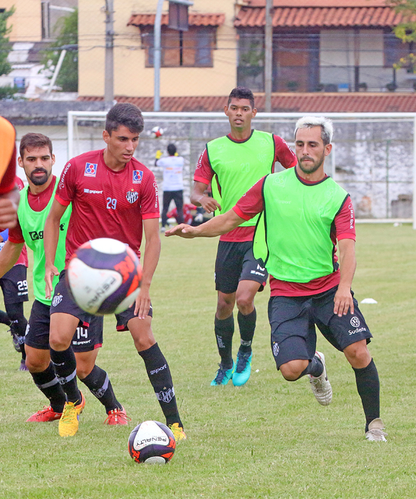 Éder faz mistério e 'torcedor' Bruno Paiva é apresentado 2 Bruno Paiva (direita, de colete) projetou uma semana de preparação física para estar a disposição de Éder Bastos (Foto: Leonardo Costa)