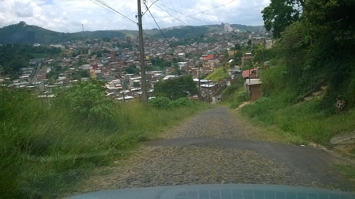 Rua sem pavimentação e tomada pelo mato 1 Problemas colocam em risco aqueles que utilizam a Rua Maria Aparecida Martins, no Bairro Vale Verde (Foto: Cláudio Luiz Alvares Ottero)