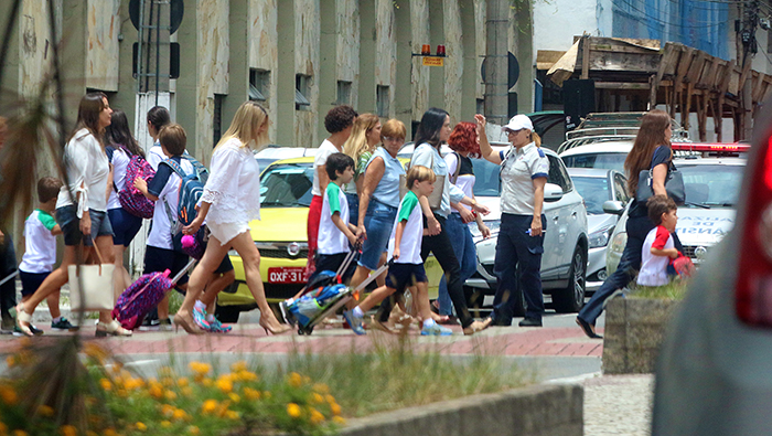 Milhares de alunos das redes municipal e particular iniciam período escolar 1 Com a volta às aulas, fluxo na Avenida dos Andradas, onde há concentração de escolas, é um dos mais afetados (Foto: Leonardo Costa 01-02-2017)