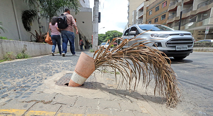 Cone sinaliza buraco no São Mateus 1 Segundo comerciante, materiais plásticos foram encontrados dentro da caixa (foto: Leonardo Costa)