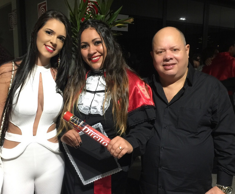 Alessandra Nepomuceno, Carolina Ayupe Ortega de Souza Cunha e seu pai Fernando Ortega Cunha em noite de formatura do Vianna Júnior