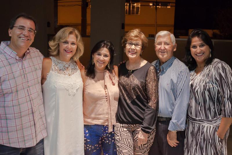 Coluna CR – 07-03-2017 1 A aniversariante Zeil Ventura e José ladeados pelos filhos Guilherme, Adriana, Juliana e Andréa em clima de festa no edifício “Rafaela”