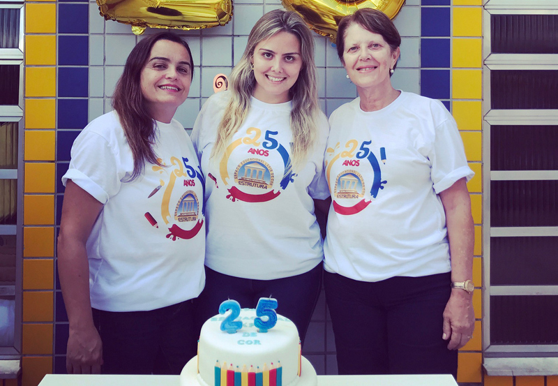 Maria Aparecida Muller com a filha Helena e Adelaide Dantas nas comemorações dos 25 anos do Colégio Lápis de Cor/Estrutura