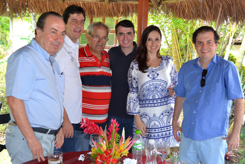 Danilo de Castro, Dinis Pinheiro, o aniversariante Ibrahim El-Kouri, prefeito Bruno Siqueira (com Daniele) e o deputado Rodrigo de Castro  Foto: Wolmer Monteiro