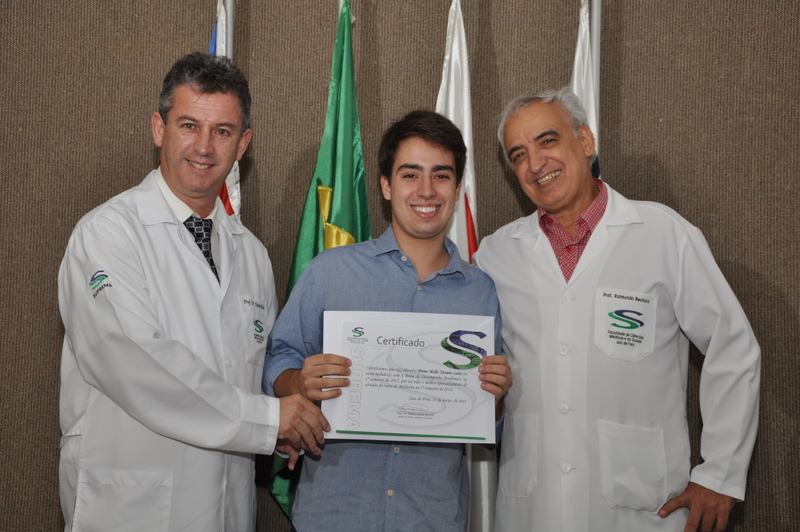 O diretor de ensino, pesquisa e extensão da Suprema, Djalma Ricardo Rabelo e o professor Raimundo Bechara ladeando o aluno premiado, Breno Tavares Leite. Foto: Wólmer Monteiro