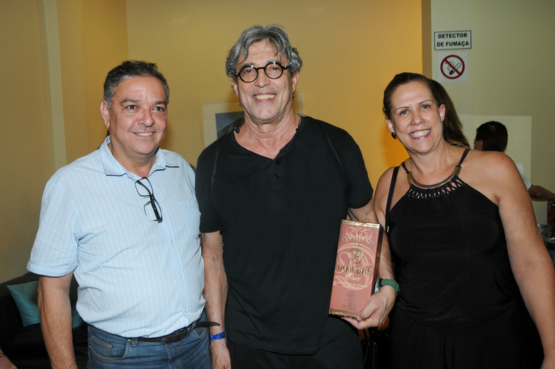Após o belíssimo show no Central, Ivan Lins foi presenteado por Geraldo Magela e Seila Neves com uma garrafa da cachaça “Dom Bré” (reserva especial), produzida em Guarani Foto: Andréa Ottoni