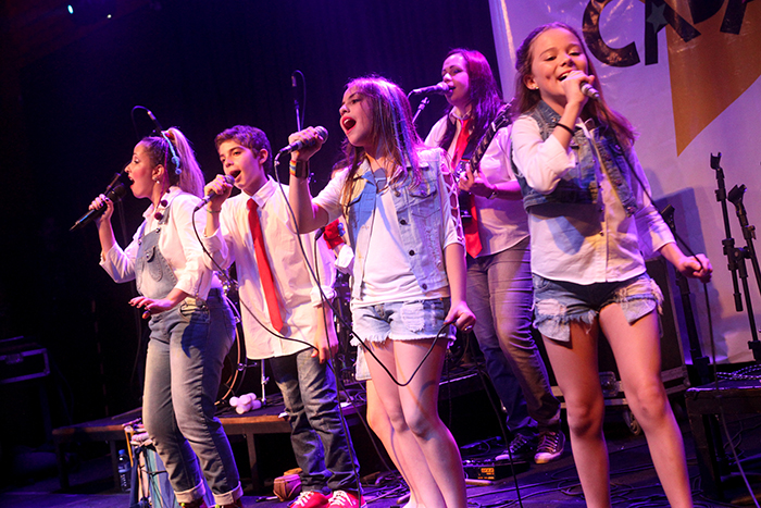 Repertório do Abracadabra conta com músicas próprias e versões para canções da Turma do Balão Mágico e Trem da Alegria (Foto: Divulgação) 
