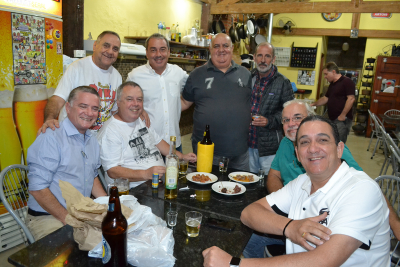 O aniversariante José Carlos Passos, Manoel Barbosa, Carlos Guedes, Serjão Evangelista (em pé),  Jovino Campos, Sinval Cruz, Silvinho Grossi e o padre Expedito Lopes Castro, no encontro da Terça Nobre, no Bosque do Imperador. Foto: Toninho Carvalho