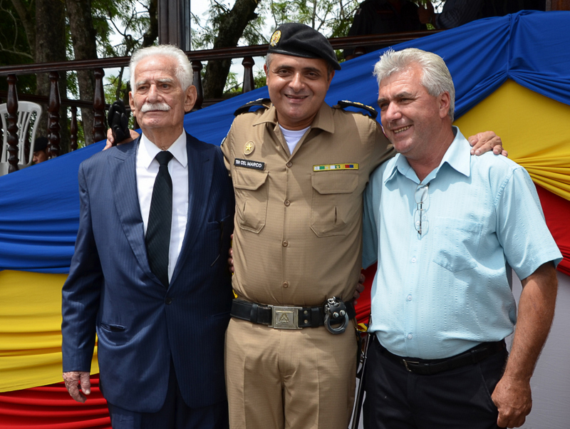 Coluna CR – 02-03-2017 1 O novo comandante do 2° BPM, tenente-coronel Marco Antônio Rodrigues, ladeado pelo empresário René Cosac e o vereador Adil Machado, de Pequeri Foto: Alessandro Barra