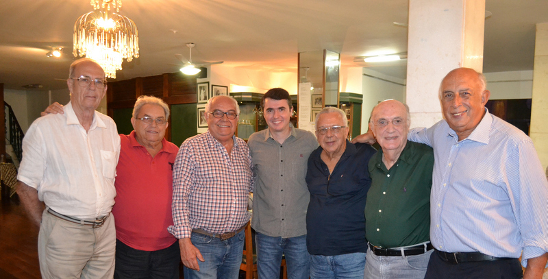 Os acadêmicos Carlos Alberto Freesz, Juarez Coutinho, Omar Ferreira, José Licério Neves, Jean Kamil e Thales Ramos ladeando o prefeito Bruno Siqueira no jantar em que foi homenageado, anteontem, na Academia Rio Branco