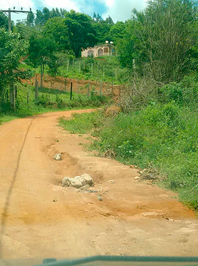 Depressões e desníveis no traçado para se chegar a Humaitá. (Foto do leitor Márcio Lopes)