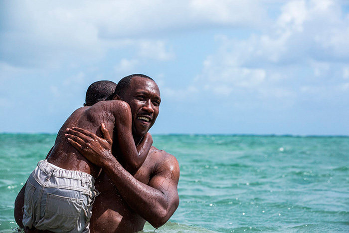 A dor que se ouve no silêncio 1 O pequeno Chiron (Alex Hibbert) encontra no traficante de bom coração (Mahershala Ali) a figura paterna ausente