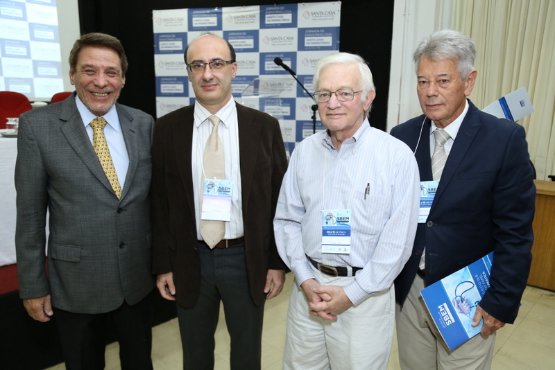 O presidente da Santa Casa, Renato Vilela Loures, com os palestrantes Delmar Muniz (USP), Sthepen J. Marx (EUA) e o médico Alberto Aloysio Larcher de Almeida, durante a Jornada Médica de Endocrinologia   Foto: Wagner Emerich/ZINE