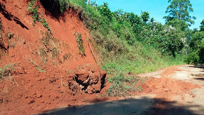 Acesso a Toledos, que já é estreito, fica ainda mais comprometido com a queda de barrancos.