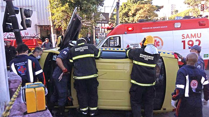 Táxi capota na Avenida Rio Branco 1 (Foto: Divulgação/Bombeiros)