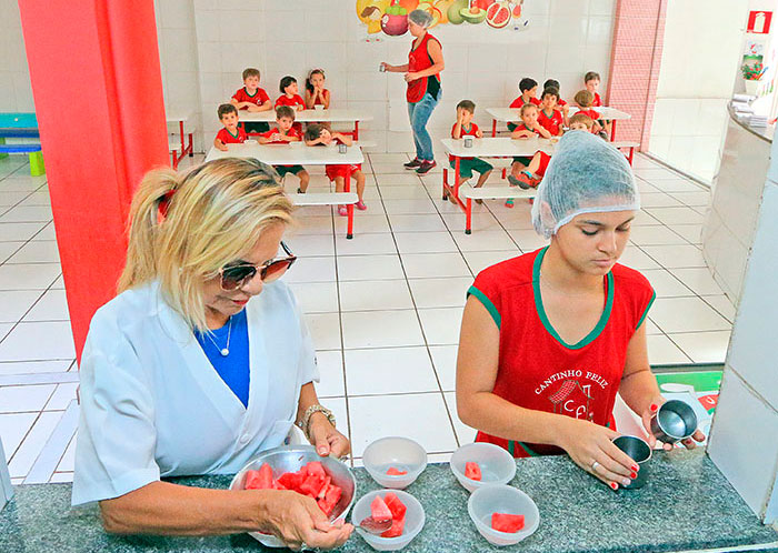 Cartilha conscientiza pais sobre alimentação saudável 2 Creche oferece quatro refeições por dia; alimentos de crianças menores de 2 anos não têm sal e nem açúcar (Foto: Leonardo Costa)