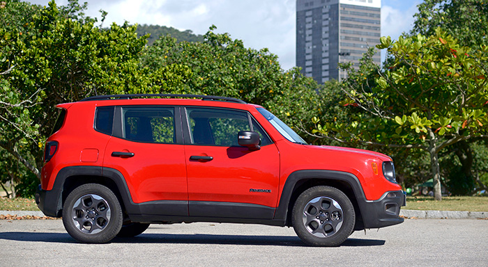 Ajustes de ocasião 1 Preço do Renegade Sport 1.8 automático parte de R$ 86.990 com transmissão de seis velocidades. Com central multimídia com tela de 5", Bluetooth, USB e GPS, chega a R$ 90.495 (Foto: Jorge Rodrigues Jorge/Carta Z Notícias)