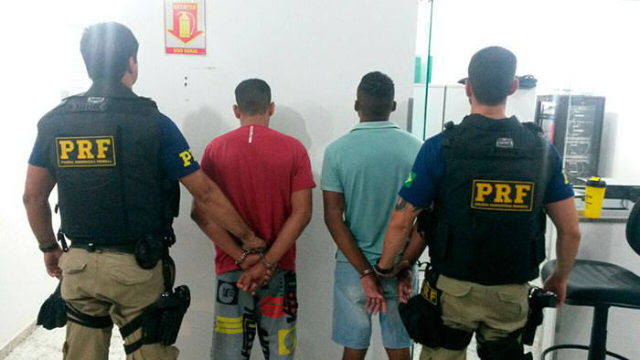 PRF prende dois homens com mandados no interior de ônibus da linha Rio/BH 2 assaltantes presos