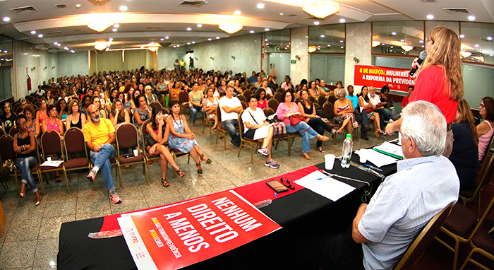 Professores municipais decidiram em assembleia pela adesão à greve nacional, com início previsto para quarta, dia 15 (Foto: Fernando Priamo)