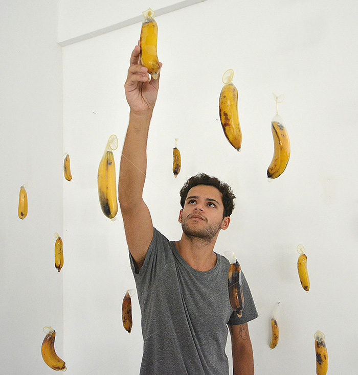 Entre a degradação e a assepsia: mostra reúne trabalhos como a instalação feita com bananas "vestidas" com camisinhas. (Foto: Marcelo Ribeiro)