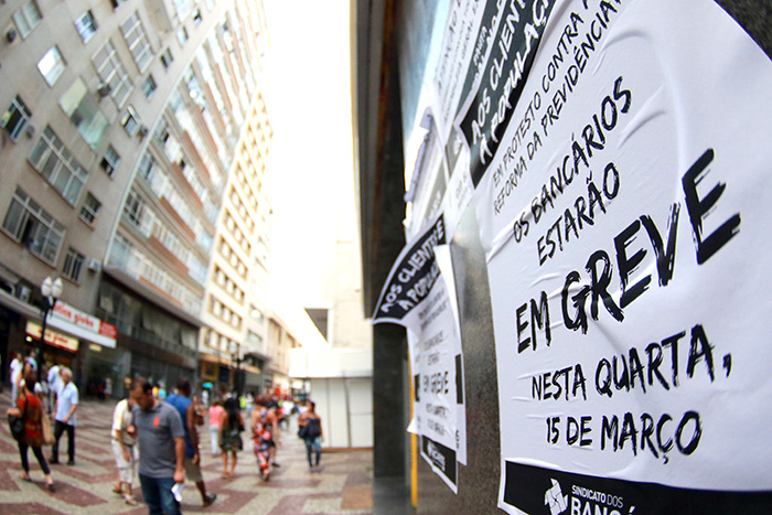 Nas agências bancárias, cartazes anunciam aos clientes que bancários vão parar contra a reforma da Previdência. (Foto: Fernando Priamo)