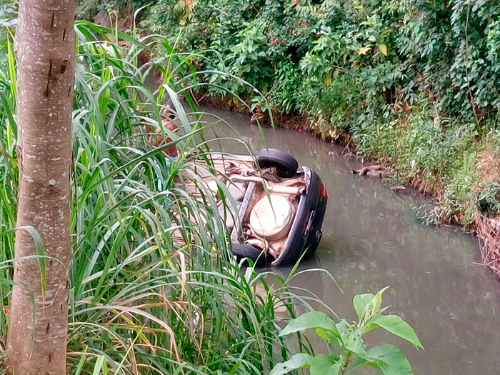 Carro cai no córrego do São Pedro 2 Leonardo Costa