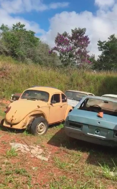 Sucatas de veículos em área no Parque Jardim da Serra, na Cidade Alta, preocupam vizinhança 