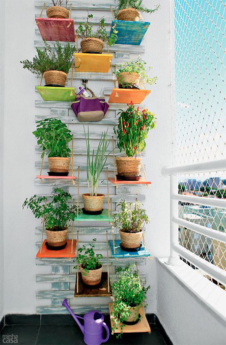 Exemplo de horta vertical construída com materiais simples na varanda de apartamento (Foto:Divulgação)