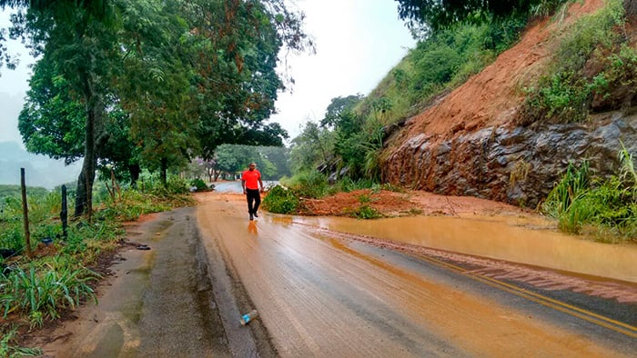Acidentes deixam dois mortos nas estradas da região 1 Trechos da MGC-120, entre Dona Euzébia e Cataguases, também ficaram interditados por conta das chuva. (Foto: Divulgação)