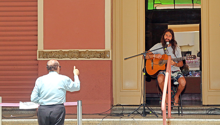Músicos locais celebram 88 anos do Central 1 Gustavo Xavier Agostinho, da banda Me Gusta Xagusta, abriu série de apresentações (Foto: Leonardo Costa)