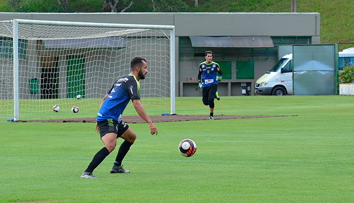 Lateral Jonathan já treina como titular no Carijó e deve começar jogo contra o América 2 Marcelo Ribeiro