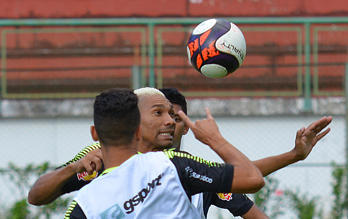 Treino com vontade de semifinal 1 Com forte ritmo de movimentações em campo, Carijó ainda sonha com remota mas possível classificação (Foto: Marcelo Ribeiro)