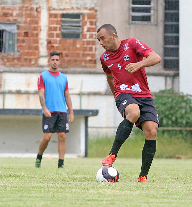 Meia Juninho acerta saída do Tupi 1 Juninho não conseguiu se firmar entre os titulares do Tupi (Foto: Leonardo Costa)