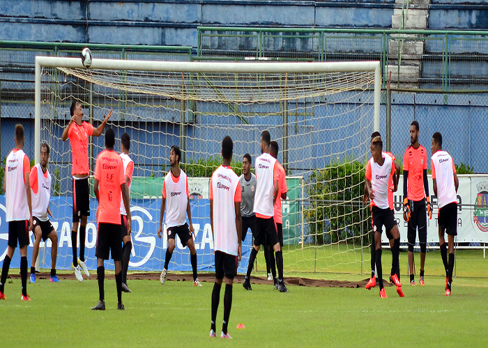 Baeta mira contratações 1 Tupynambás está preocupado com a maratona de jogos em caso de o Boa Esporte se classificar, pois os locais terão que viajar muito (Foto: Olavo Prazeres)