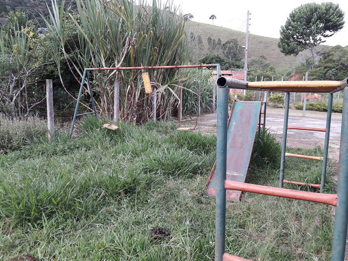 Fiscalização aponta problemas em escolas municipais 2 Ainda na Escola Municipal Maria Aladia Sant'Ana, parquinho foi tomado pelo mato alto (Foto: Divulgação/Fiscaliza JF)