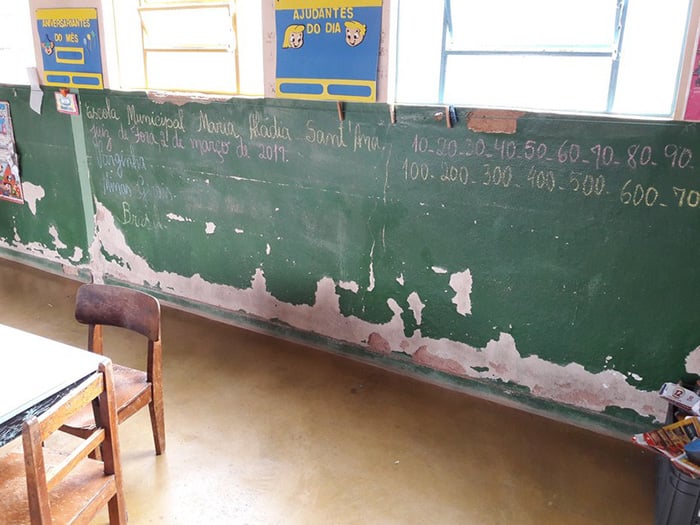 Fiscalização aponta problemas em escolas municipais 1 Foto feita na Escola Municipal Maria Aladia Sant'Ana mostra o quadro negro descascado. (Foto: Divulgação/Fiscaliza JF)