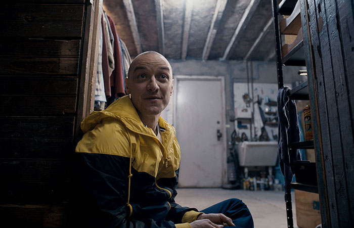 Medo do diferente 1 Kevin (James McAvoy) sequestra três adolescentes, que terão que descobrir qual de suas 24 personalidades diferentes poderá ajudá-las a fugir (Foto: Divulgação)