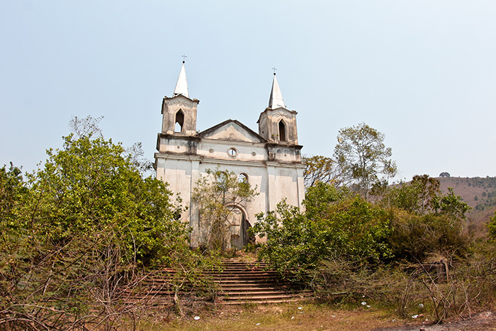 Igreja em ruínas recebe 1ª celebração eucarística após 22 anos 1 Templo em ruínas é datado da segunda metade do século XIX. (Foto: Fernando Priamo/Arquivo Tribuna)
