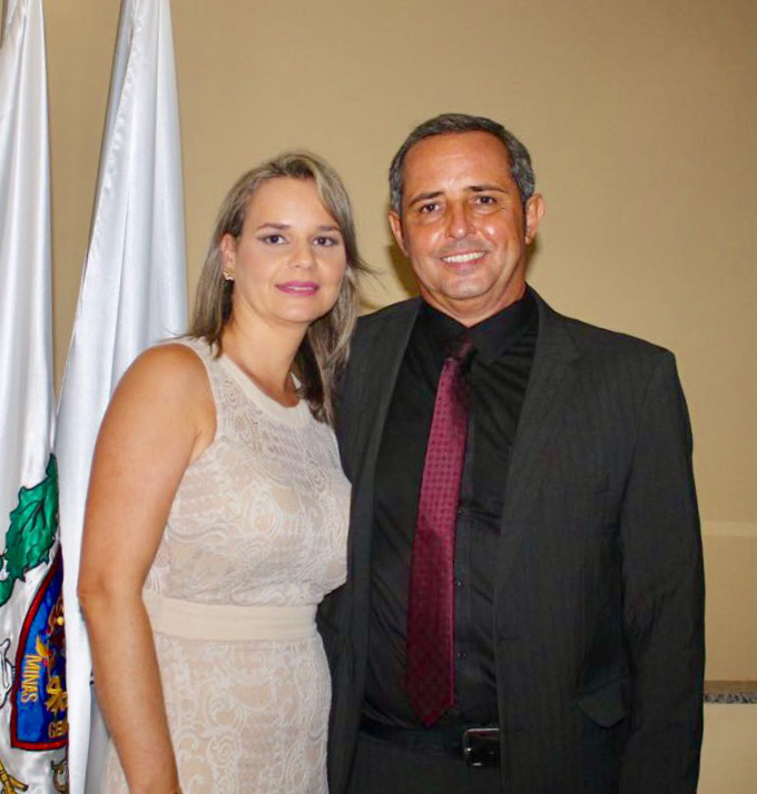 O novo chefe do 4° Departamento da Polícia Civil, delegado Carlos Roberto Silveira Costa com a mulher Aline, durante a cerimônia de posse Foto: Simone Henriques