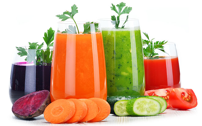 Desintoxicação alimentar | sucos para desintoxicar o organismo e emagrecer 2 Glasses with fresh vegetable juices isolated on white