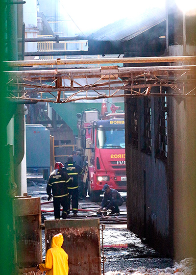 Fogo atinge unidade de fábrica de embalagens na Zona Norte 1 Do lado de fora da empresa era possível ver cortina de fumaça no interior da unidade. (Foto: Fernando Priamo)