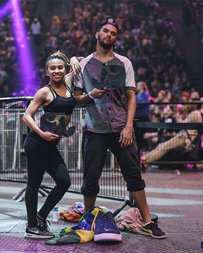 Mineiro vence maior concurso de dança urbana do mundo 1 Vitória inédita para o Brasil: Acompanhado pela australiana Nadiah Idris, Israel recebeu o troféu na categoria Dancehall (Foto: Divulgação)