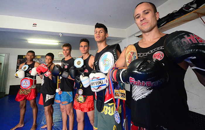 Thiago (terceiro da esquerda para a direita) e Edison (à direita) disseminam seus conhecimentos e experiências com seus jovens e promissores lutadores de artes marciais (Foto: Olavo Prazeres)
