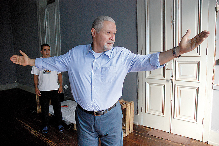Enfrentamento entre político e morador, em diálogo que parece mais dois monólogos, serve para discutir a realidade levada às raias do absurdo (Foto: Gustavo Burla/ Divulgação)