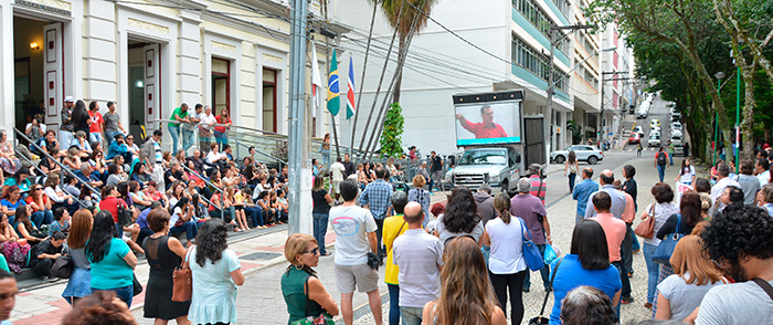 Além de plenário cheio, população lotou a frente da Câmara onde pôde acompanhar as discussões da audiência pública pelo telão. (Foto: Marcelo Ribeiro)