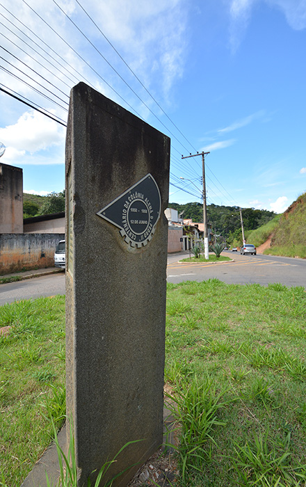 Em granito preto, monumento está localizado na Praça do Imigrante Alemão, no Bairro Borboleta (Foto:Marcelo Ribeiro)