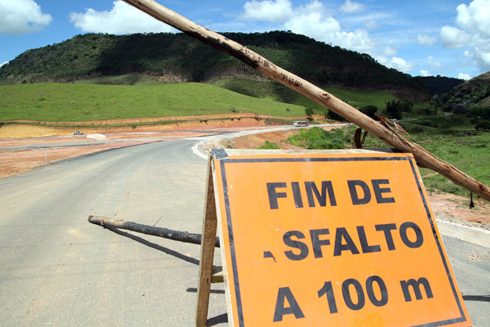 Obra de nova estrada confunde motoristas 1 Sinalização na entrada da nova estrada de acesso ao Aeroporto Regional, colocada recentemente, alerta motoristas que entram pela MG-353 (Foto: Fernando Priamo)