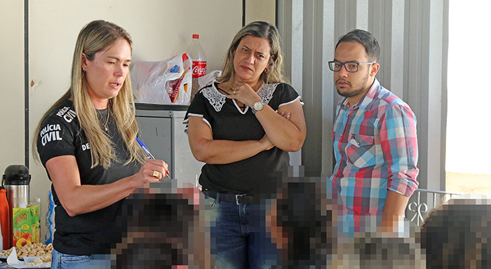 Delegacia da Mulher encerra mês com palestra para vítimas de violência 1 Mais de cem mulheres participaram da palestra com o tema "Sofri violência. O que acontece agora?", com a delegada Sheila Oliveira. (Foto: Leonardo Costa)