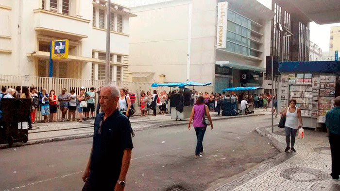 Nova fila em busca de vacinas se forma no PAM-Marechal 2 pam-marechal-febre-amarela